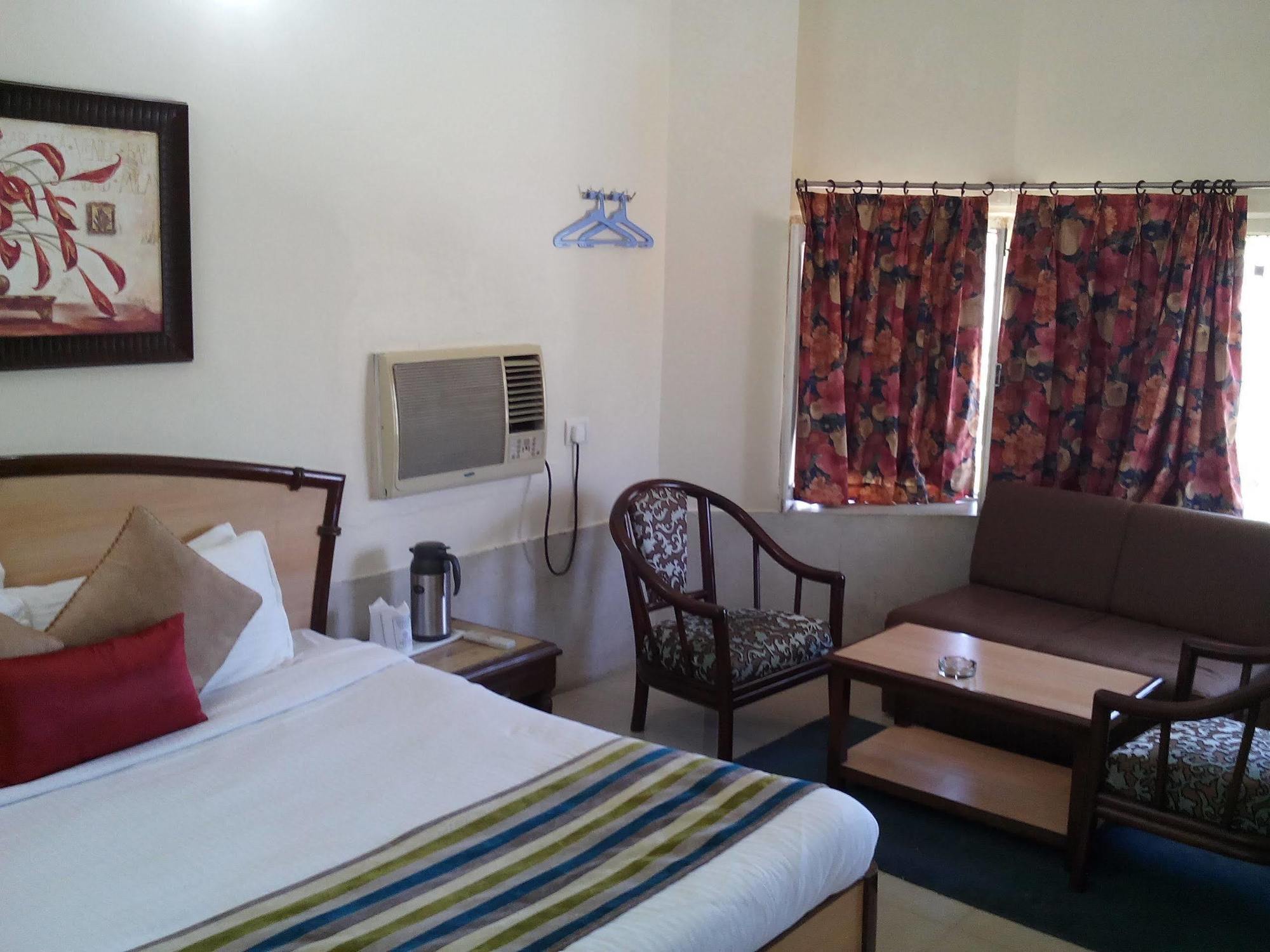 Hotel Karnavati Маунт-Абу Экстерьер фото